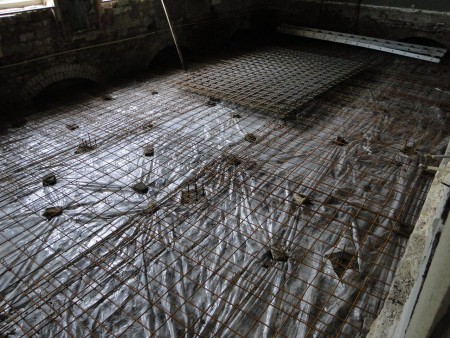 Folie erover en dan de betonvlechtmatten