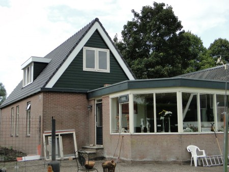 Ook het kozijn op de achterkant hebben we laten vervangen door een nieuwe. Nu is alles nieuw op de bovenverdieping