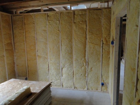 De binnenmuren van de slaapkamer zijn geisoleerd en kunnen ook afgetimmerd worden