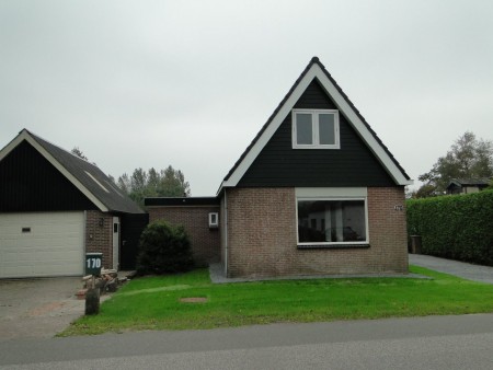 In de woonkamer is het nieuwe kozijn met het raam geplaatst.