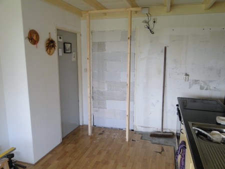 De deur naar de bijkeuken is dichtgemaakt